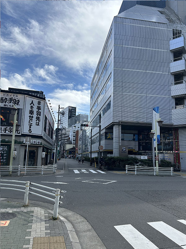 ④ 1つ目の信号、2つ目の十字路を左に曲がる