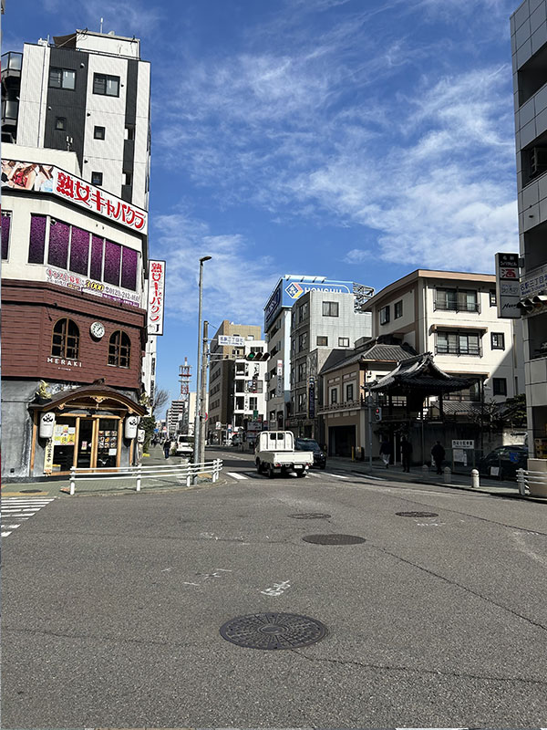 ⑤ 名駅3丁目北の信号を渡り真っ直ぐ